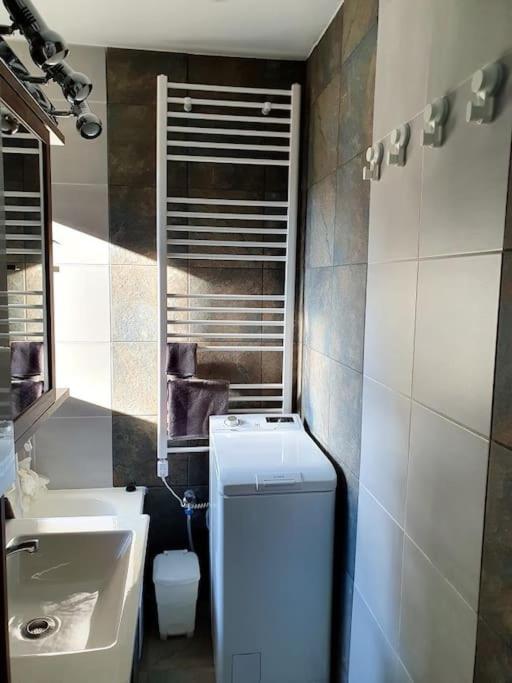 Violet Apartment, Cute Place Near Corvin Plaza, With Ac Appartement